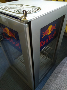 Eksklusiivne klaasist RED BULL külmik külmkapp (4 foto / 7)