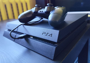 Playstation 4 1TB konsool ja pult Gran Turismo Sport