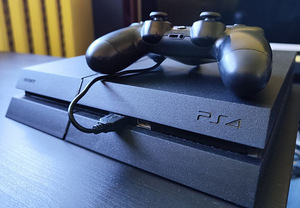 Playstation 4 konsool, pult + GTA V mäng PS4 (1 foto / 1)