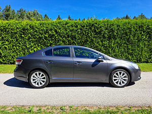 Toyota Avensis Premium (6 foto / 15)
