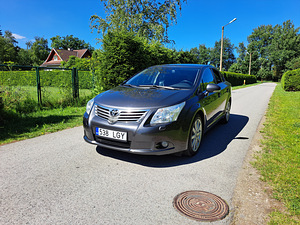 Toyota Avensis Premium (2 foto / 15)