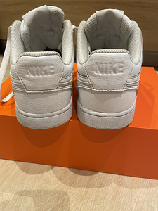 Кроссовки NIKE (1 фото из 4)