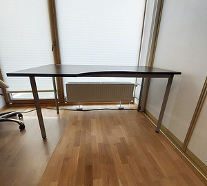 Uuevaaärne kirjutuslaud/arvutilaud.Ostuhinnast 90€ soodsam (3 foto / 7)
