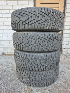 195/65R15 шипованные шины Hankook Rs2 на стальных дисках 5x112 (1 фото из 10)