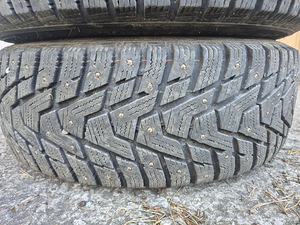 195/65R15 шипованные шины Hankook Rs2 на стальных дисках 5x112 (4 фото из 10)