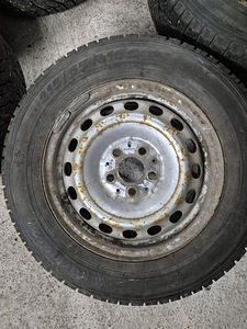 215/65C r16 шипованные шины 5x112 на дисках Mercedes Benz Vito (5 фото из 10)