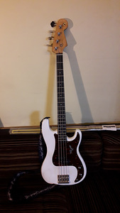 Aged/Relic P-bass (1 foto / 4)