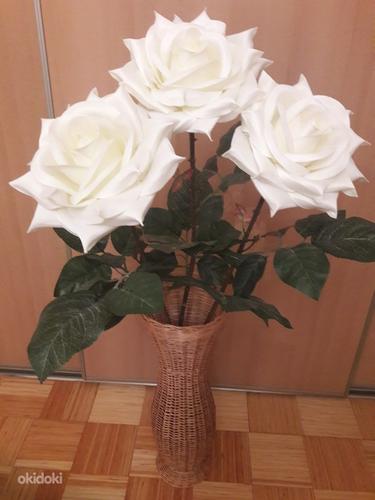 Декоративные розы в плетёной вазе (фото #1)