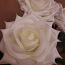Декоративные розы в плетёной вазе (фото #2)