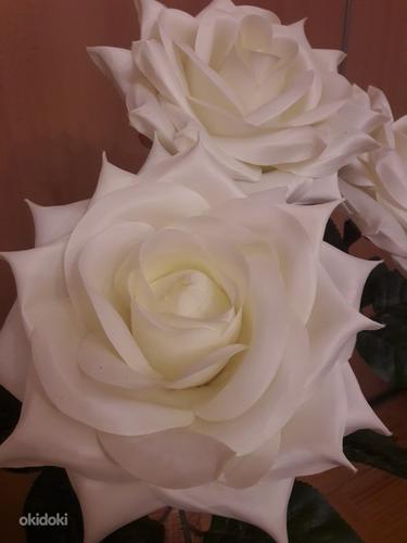 Декоративные розы в плетёной вазе (фото #2)