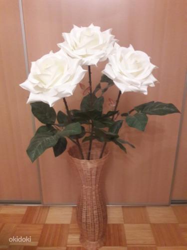 Декоративные розы в плетёной вазе (фото #3)