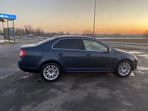 Volkswagen Jetta (4 фото из 9)