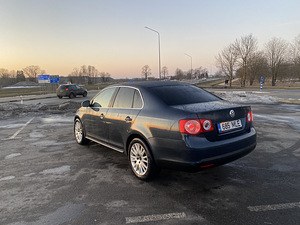 Volkswagen Jetta (6 фото из 9)