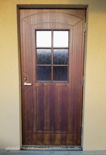 Шпонированная входная дверь в дом (фото #2)