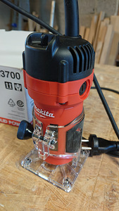 Makita m3700 фрезер (2 фото из 2)