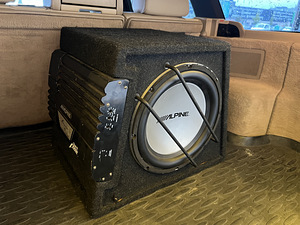 Сабвуфер alpine 700W (1 фото из 2)