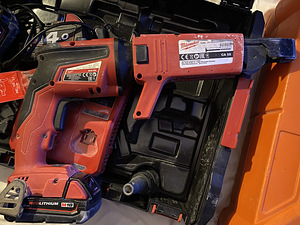 Milwaukee M18 FSG lintkruvikeeraja / kipsipüss 3 akuga (2 foto / 2)