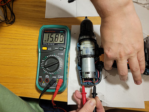 Makita DF347D (двигатель сгорел) + 2 аккумулятора + зарядное устройство (3 фото из 8)