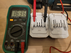 Makita DF347D (двигатель сгорел) + 2 аккумулятора + зарядное устройство (7 фото из 8)