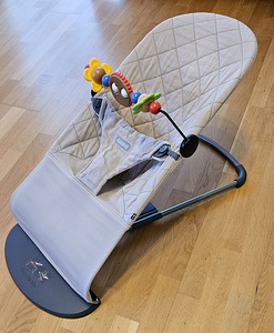 Шезлонг BabyBjörn Bouncer Bliss с игрушкой (2 фото из 4)