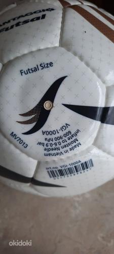 Новый футбольный мяч для футзала MOLTEN (фото #3)