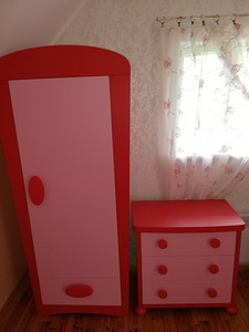 Шкаф и комод в детской комнате