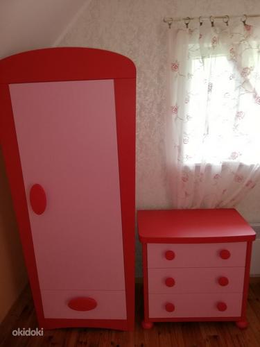 Шкаф и комод в детской комнате (фото #1)