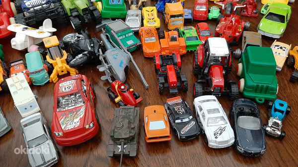 Большое количество маленьких моделей автомобилей, тракторов, пил и т.д. (фото #7)