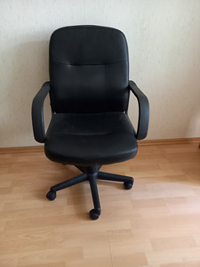 Стул на колесиках (1 фото из 1)