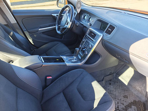 Volvo S60 2011 a. (6 foto / 8)