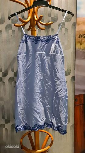 Синее с цветочным мотивом платье (фото #1)