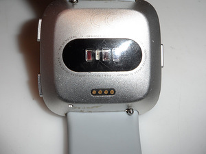 Nutikellad Fitbit Versa FB505 + laadija (4 foto / 6)