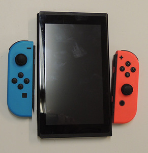 Mängukonsool Nintendo Switch HAC-001 + laadija + kott (6 foto / 6)