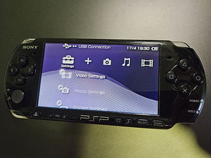 PSP 3000 slim + memory stick + charger