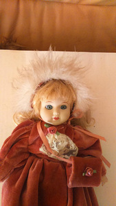 Старинная кукла в зимней одежде