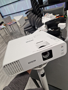 Epson projektor EB-L200F Full HD + TASUTA laekinnitus