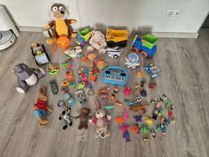 Много детских игрушек!