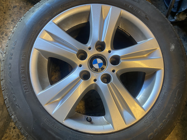 BMW veljed suverehvidega