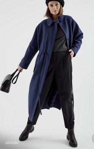 Пальто с кулиской и вертикальным карманом из шерсти синее (фото #1)
