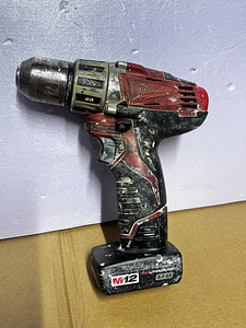 Milwaukee M12 akutrell koos akuga (1 foto / 2)