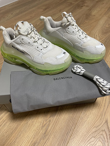 Оригинальные кроссовки Balenciaga Triple S (1 фото из 5)