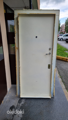 Металлическая дверь с замками (фото #2)