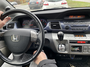 Honda Fr-v (9 foto / 9)