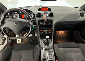 Peugeot RCZ Turbo 1.6 115kW (12 foto / 15)