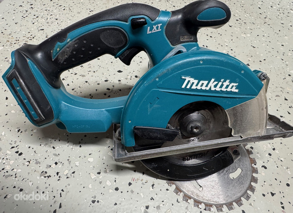 Аккумуляторная металлорезка Makita DCS550