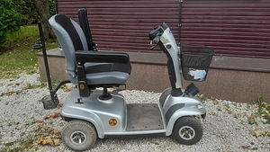 Mootoriga elektriline ratastool Invacare Leo (1 foto / 6)