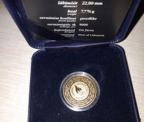 Золотая монета 100 крон 2004 года выпуска.