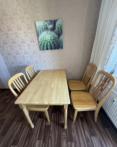 Laud ja toolid. Naturaalpuidust.