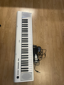 Синтезатор Yamaha NP- 12 white (1 фото из 3)