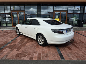 Saab 9-5 (4 foto / 8)